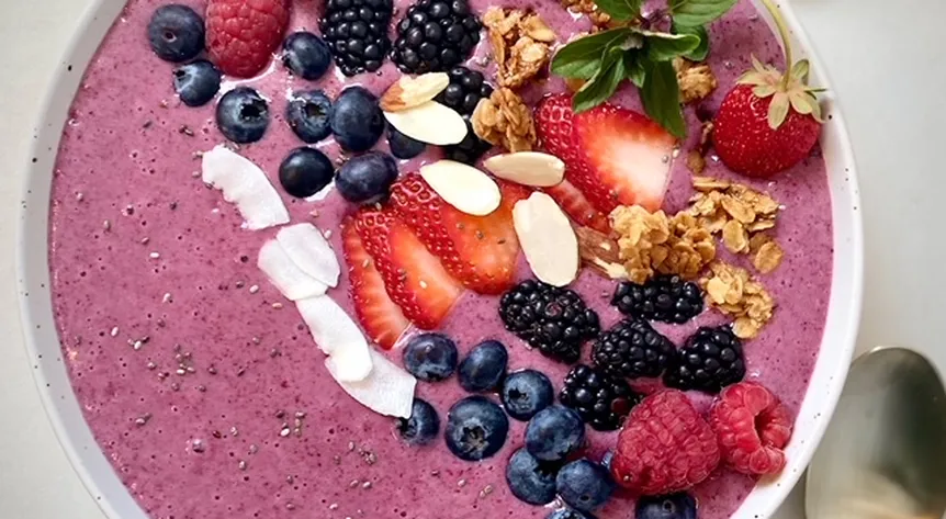 blueberry raspberry smoothie bowl